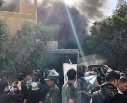 صورة مؤيدون للحشد الشعبي يقتحمون مبنى الحزب الديمقراطي في بغداد
